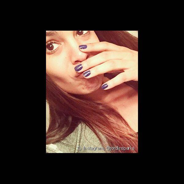 Em clique do seu Instagram, a cantora exibe esmalte azul marinho, cor que está em alta na temproada de outono inverno 2016